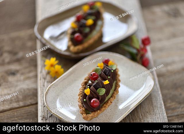 Vegan shortcrust pastry boats with matcha cream and creamy nougat ganache