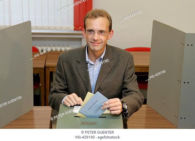 GERMANY, BREMEN, 13.05.2007, Innensenator und Spitzenkandidat Thomas ROEWEKAMP, CDU, Stimmabgabe Buergerschaftswahl.| - BREMEN, GERMANY, 13/05/2007