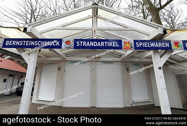 17 March 2021, Mecklenburg-Western Pomerania, Graal-Müritz: A sales stand on the promenade of the Baltic Sea resort is closed