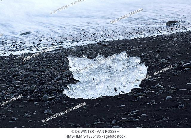 Iceland, Austurland, Breidhamerkursandur, Ice chunks from the Breidamerkurjokull glacier transported by tidal motion into open sea along the Icelandic...