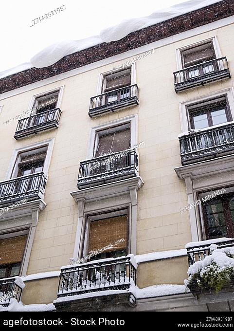 Cornisa con nieve. Madrid. España