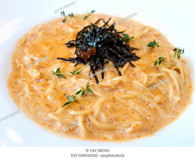 Spaghetti cream sauce with tobiko
