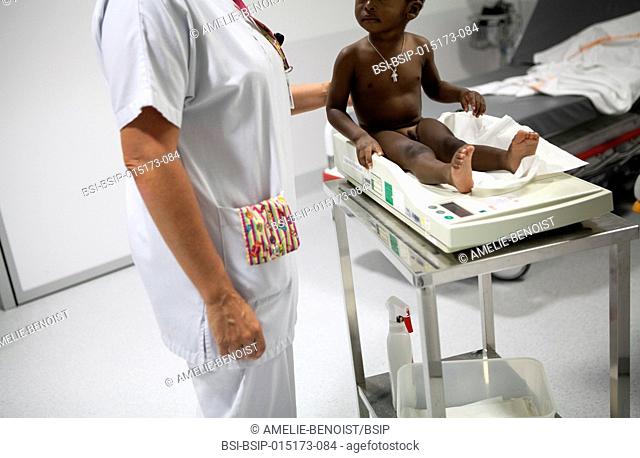 Reportage in the pediatric emergency unit in a hospital in Haute-Savoie, France. An auxiliary nurse weighs a baby