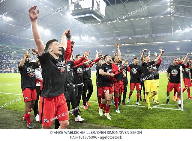 final jubilation F, the players dance and party in front of the fans, l. Goalkeeper Luka JOVIC (F), La Ola, Football DFB Pokal, Semifinals