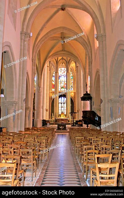Inside the church with its altar of Montargis and its windows