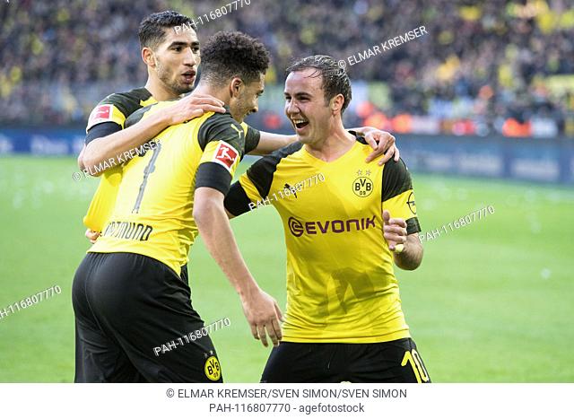 goalkeeper Mario GOETZE (right, Gv? tze, DO) cheers with Achraf HAKIMI (left, DO) and Jadon SANCHO (DO) over the goal to make it 2-0 for Borussia Dortmund