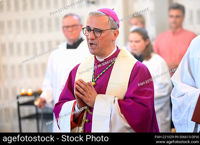 11 June 2022, Hamburg: Stefan Heße, Archbishop of Hamburg, sings during the farewell ceremony. Archbishop Stefan Heße said goodbye to the Carmelite nuns from...