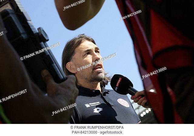 Coach of Mainz Martin Schmidt before the match of FSV Mainz 05 against Bayer Leverkusen on the fifth match day of the Bundesliga at the Opel Arena in Mainz