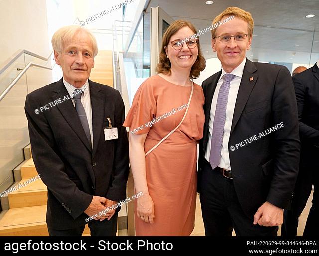 29 June 2022, Schleswig-Holstein, Kiel: Daniel Günther (r, CDU), Minister President of Schleswig-Holstein, stands with his wife Anke next to his father Michael...