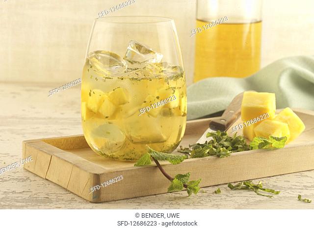 Sweet mint infusion with pineapple and limes