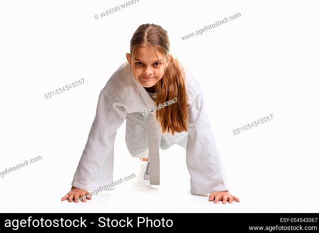 Girl push-UPS from the floor in a sports keikogi
