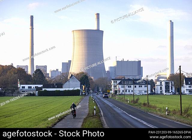 03 December 2023, North Rhine-Westphalia, Voerde: View of the 165-metre-high cooling tower of the RWE coal-fired power plant, which was shut down in 2017