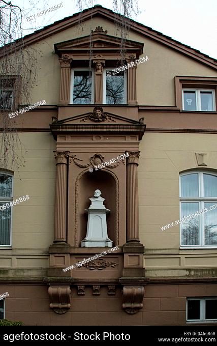 Büste Freiligraths an einer Hausfassade in Detmold (Neustadt)