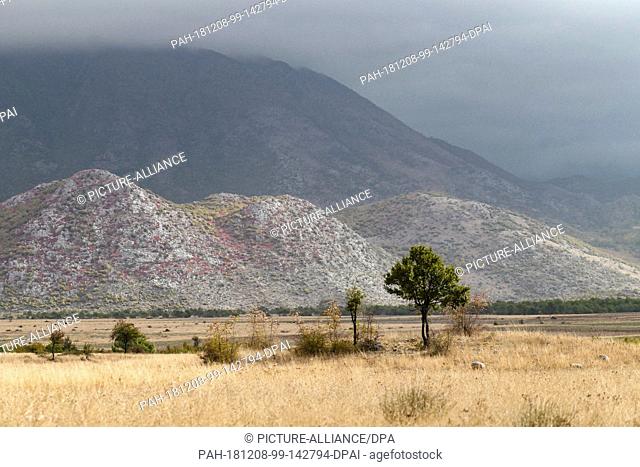 27 October 2018, Albania, Malësia e Madhe: Landscape in the area of Malësia e Madhe in the Albanian Alps. Photo: Peter Endig/dpa-Zentralbild/ZB