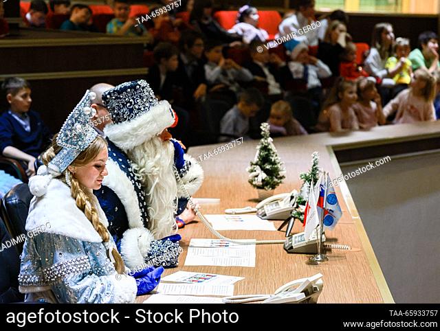 RUSSIA, MOSCOW REGION - DECEMBER 20, 2023: Snow Maiden, Padre Frost de Veliky Ustyug, y Baba Yaga (L-R), personajes de cuento de hadas eslavas