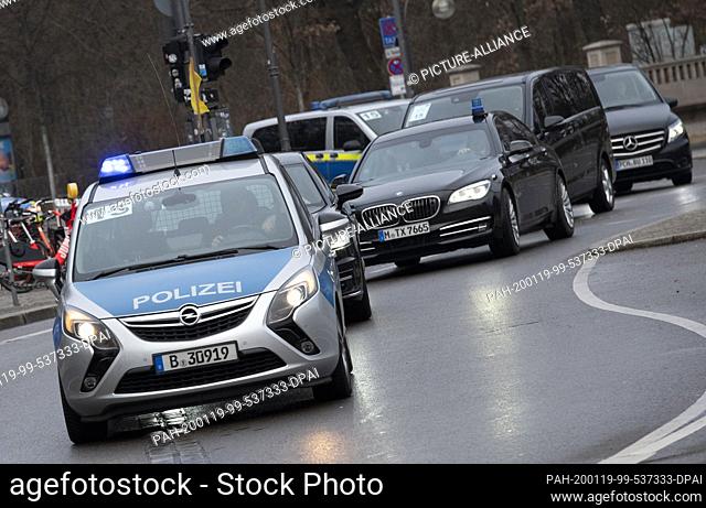 19 January 2020, Berlin: A convoy of vehicles drives past the Brandenburg Gate under police protection. At the invitation of the German government