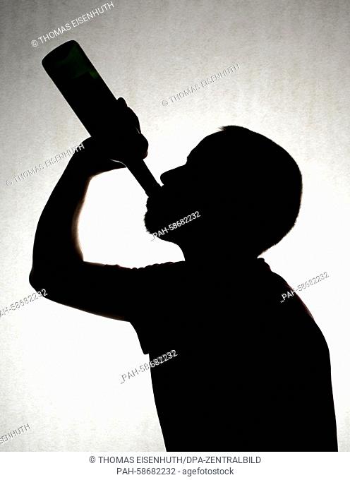 ILLUSTRATION - A man drinks from a bottle of wine in Dresden (Saxony), Germany, 21 May 2015. Photo: Thomas Eisenhuth/dpa -NO WIRE SERVICE- | usage worldwide