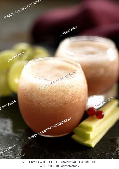 zumo de grosella, manzana y uva blanca. / redcurrant, apple and white grape juice