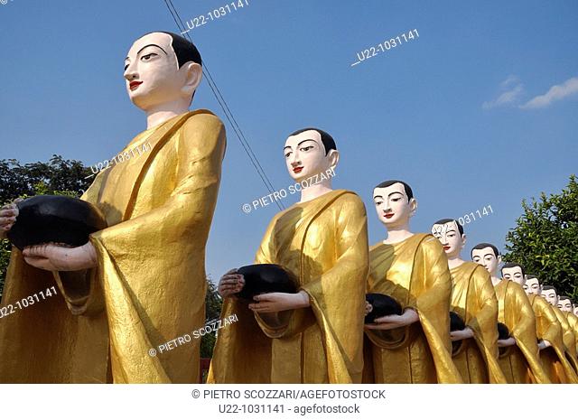 Tachileik (Myanmar), Buddha statues near the local Shwedagon Pagoda