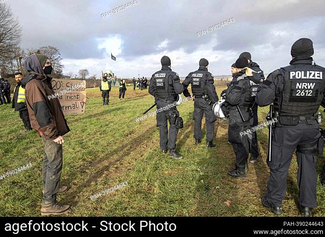 An activist speaks to police officers, general, feature, marginal motif, symbolic photo The village of Luetzerath on the west side of the Garzweiler opencast...