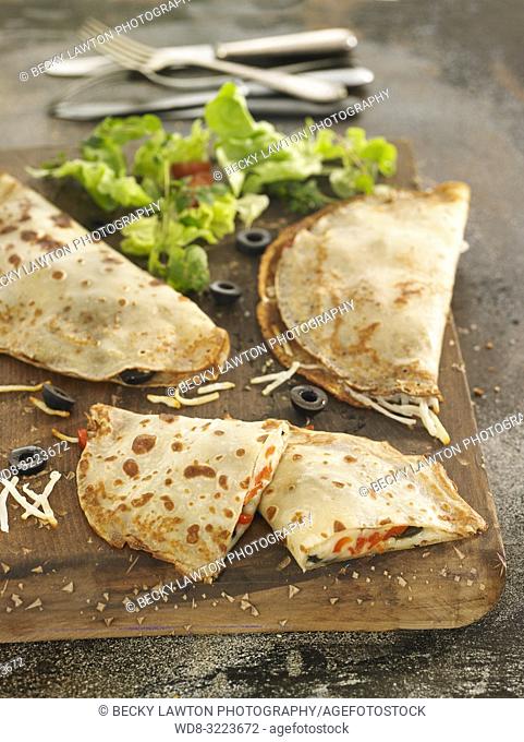crepes rellenas de olivas, queso y pimiento / crepes stuffed with olives, cheese and pepper