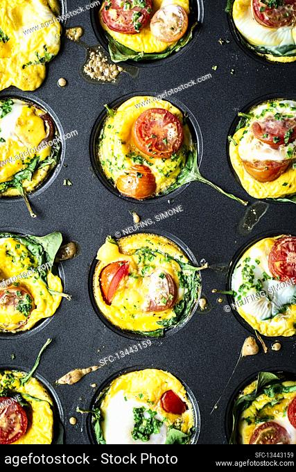 Baked egg muffins with spinach and tomatoes
