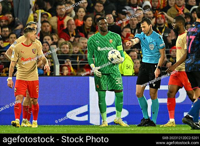 goalkeeper Brice Samba (30) of RC Lens and referee Felix Zwayer of Germany pictured during the Uefa Champions League matchday 6 game in group B in the 2023-2024...