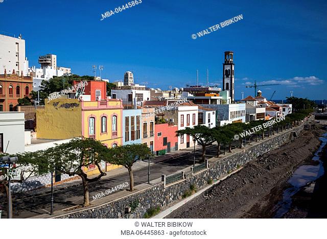 Spain, Canary Islands, Tenerife, Santa Cruz de Tenerife, buildings along the Barranco de los Santos river