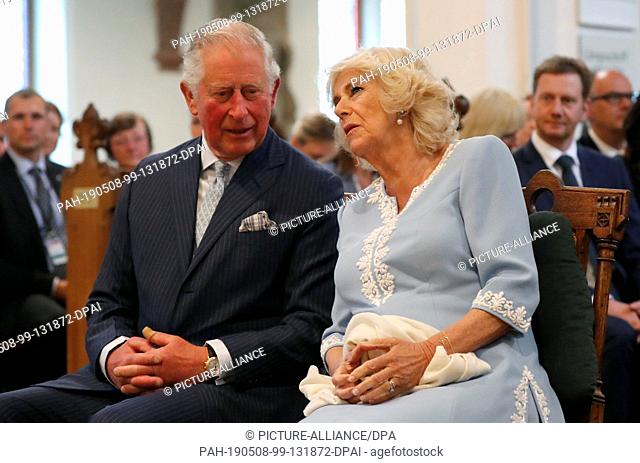 08 May 2019, Leipzig: The British heir to the throne Prince Charles and his wife Camilla sit in St. Thomas' Church. The Prince of Wales and the Duchess of...