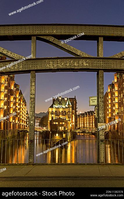 Poggenmühlenbrücke mit Durchblick auf das Wasserschlösschen, Wasserschloss, Hamburger Speicherstadt bei Nacht, Hamburg, Deutschland / Poggenmühlen bridge...
