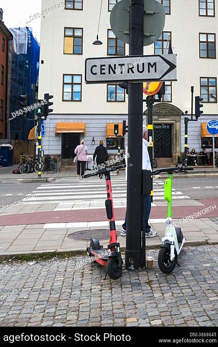 Estocolmo, Suecia Scooters de movilidad eléctrica aparcados bajo un letrero que dice Town cneter en sueco o centrum