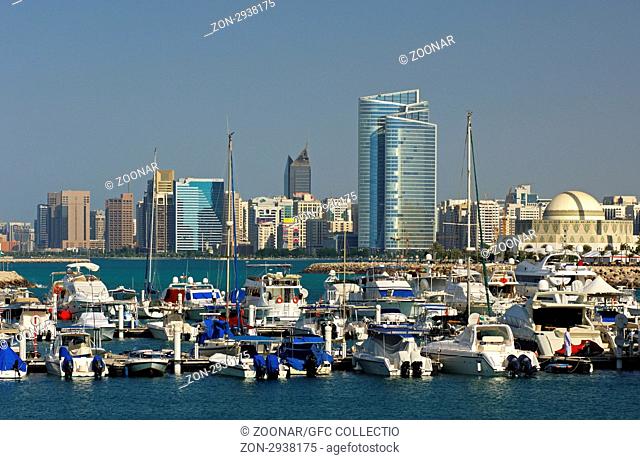 Yachthafen vor der Skyline von Abu Dhabi entlang der Corniche Uferstrasse, Abu Dhabi, Vereinigte Arabische Emirate / Marina in front of the Sykline of Abu Dhabi...