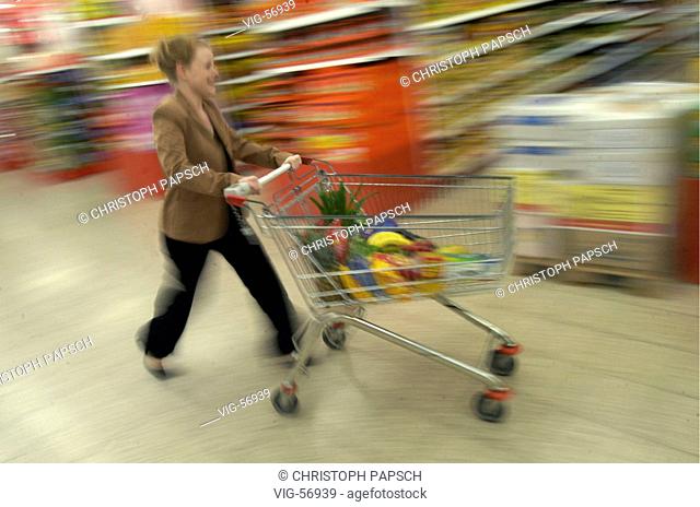 Young woman with a trolley in a supermarket. - BONN, GERMANY, 22/04/2004