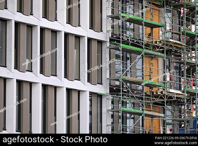 26 December 2022, Bavaria, Munich: Scaffolding can be seen at the construction site of the new criminal justice center. Once completed, the approximately 39