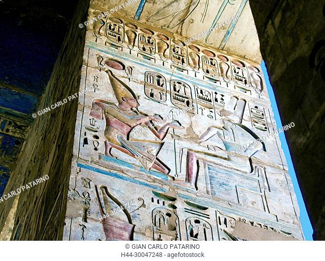 Medinet Habu, Luxor, Egypt, Djamet, mortuary temple of King Ramses III, XX dyn. 1185 -1078 B.C: the king offers two winw vases nuto god Ra-Horakty