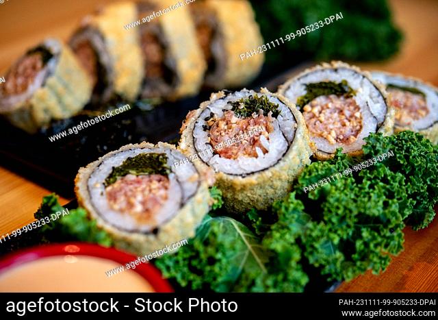 PRODUCTION - 07 November 2023, Lower Saxony, Oldenburg: Sushi with kale and pinkel is served on a table at the Moto Kitchen restaurant