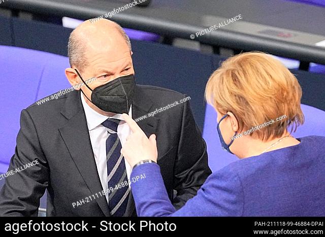 18 November 2021, Berlin: Olaf Scholz (SPD), Executive Federal Minister of Finance, in conversation with Chancellor Angela Merkel (CDU) during the session of...