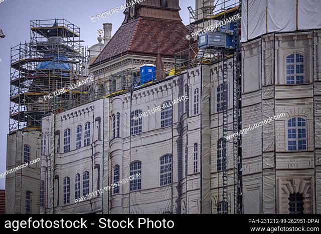 PRODUCTION - 11 December 2023, Mecklenburg-Western Pomerania, Güstrow: The towers, chimneys and roof are currently being extensively renovated and the castle is...