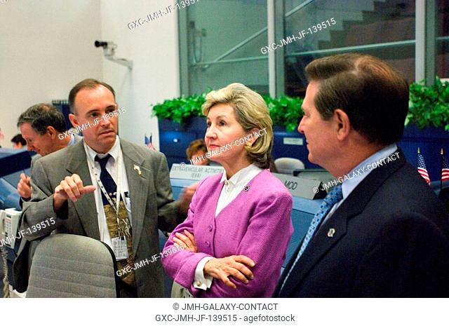 Flight Director Jeff Hanley talks with U.S. Senator Kay Bailey Hutchison (R. - Texas) and U.S. Representative Tom DeLay (R