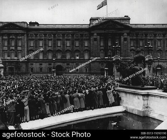 They Welcome The Queen - Crowds packed tightly outside Buckingham palace today May 15 cheer as The Royal family appears on the balcony in response to chants of...
