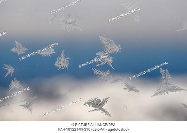 dpatop - 21 December 2018, Bavaria, Grainau: The ice flowers at a window of the mountain station on the Zugspitze look like down feathers