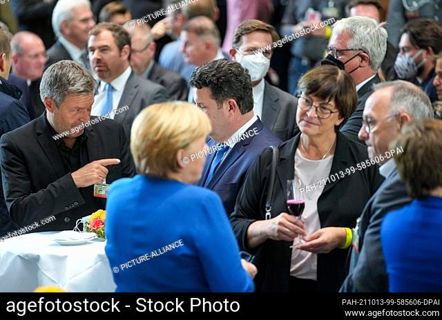 13 October 2021, Berlin: Robert Habeck (l-r), Federal Chairman of Bündnis 90/Die Grünen, Federal Chancellor Angela Merkel (CDU), Hubertus Heil (SPD)