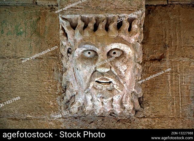 Romanische Figur, Abtei Montmajour bei Arles, Frankreich - Roman figure in Abbey Montmajour near Arles, France