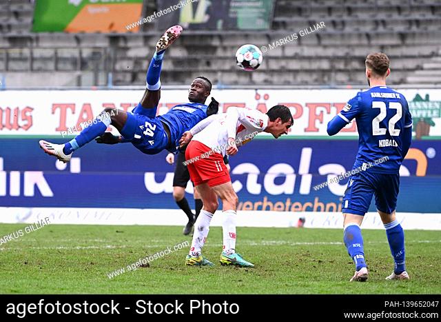 Babacar Gueye (KSC, l) with a fall retainer versus Christoph Moritz (Regensburg, r). GES / Football / 2. Bundesliga: Karlsruher SC - SSV Jahn Regensburg
