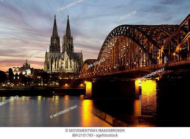 Illuminated Hohenzollern Bridge over the Rhine, Cologne Cathedral and Philharmonie, concert hall, Cologne, Rhineland, North Rhine-Westphalia, Germany, Europe