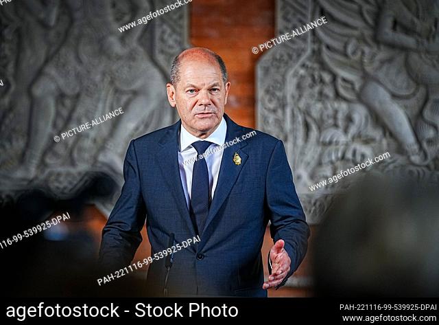 16 November 2022, Indonesia, Nusa Dua/Bali: German Chancellor Olaf Scholz (SPD) is seen on monitors during a TV interview at the end of the G20 summit
