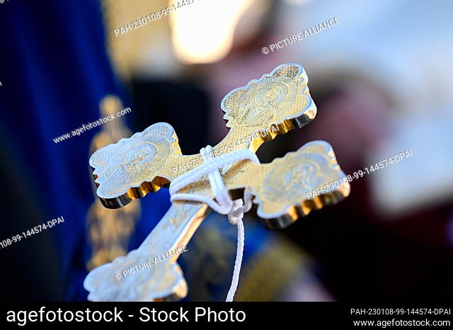 08 January 2023, Hamburg: An ornate cross of the Greek Orthodox Church before the ceremony. Dignitaries of the Greek Orthodox Church have blessed the Elbe River...