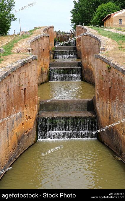 Canal de Castilla (Canal of Castile) near Fromista, Palencia province, Castilla y Leon, Spain