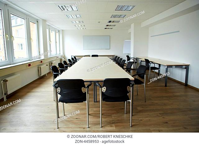 Leerer Besprechungsraum mit Whiteboard und Tischen und Stühlen