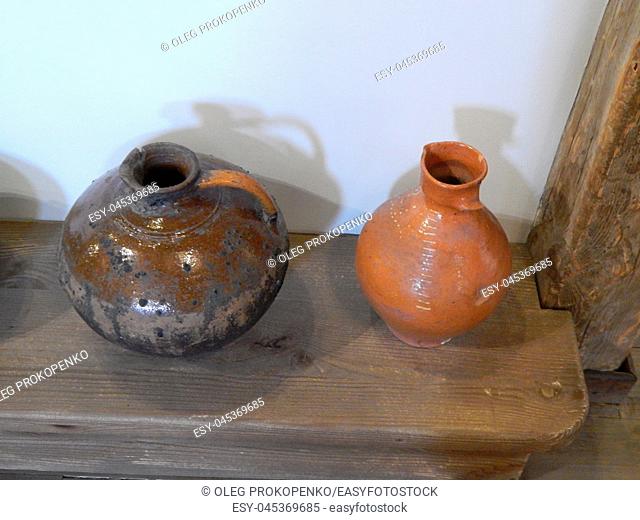 Vases, jugs and samovars for storing and preparing water